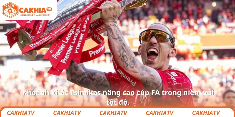 Kostas Tsimikas – “Nghiện sĩ” khiến fan Liverpool phát cuồng 4 Khoảnh khắc Tsimikas nâng cao cúp FA trong niềm vui tột độ.