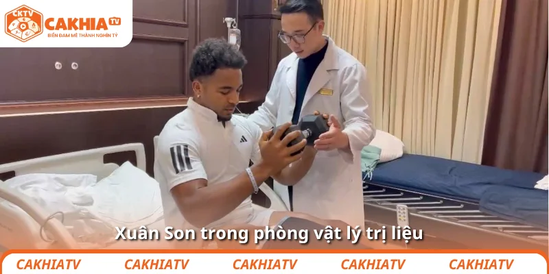 Xuân Son trở lại ĐT Việt Nam sau 10 tháng gãy chân nhớ đời 3 Xuân Son trong phòng vật lý trị liệu